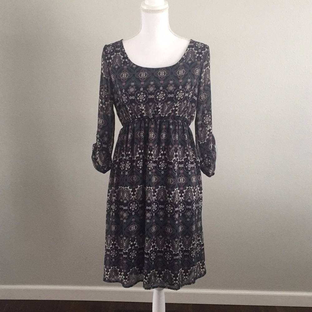 🤰NWOT Chiffon sheer sleeved maternity dress.